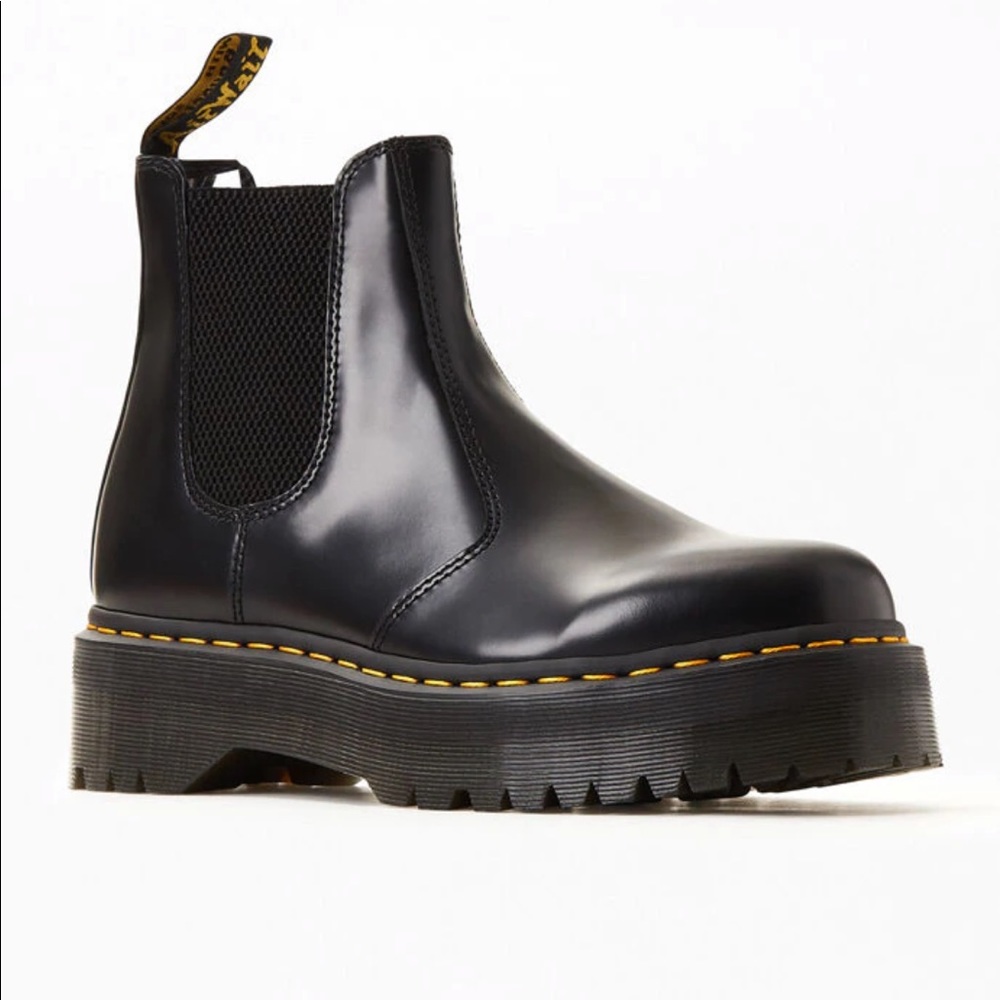 NWOT Dr. Martens 2976 Chelsea Boot